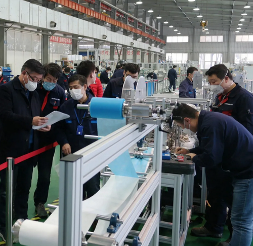 新松技术团队正在调试智能医用口罩生产线
