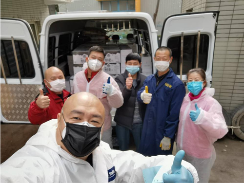 志愿者范艳霞（2排右1）、范艳霞的先生瞿皓（2排右2），瞿先生在范女士的带动下，第一时间也加入志愿者工作