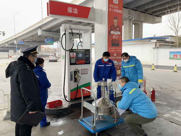（石景山区市场监督管理局开展加油站检查及周期检定。）