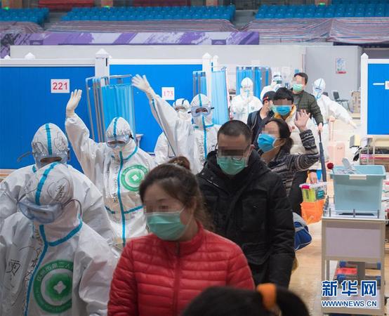 5 3月10日，武汉武昌方舱医院正式休舱。这是医护人员护送痊愈患者出舱。 新华社记者 肖艺九 摄