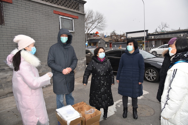 1民革市委主委王红（左三）到西城区安平巷社区调研机关干部下沉工作