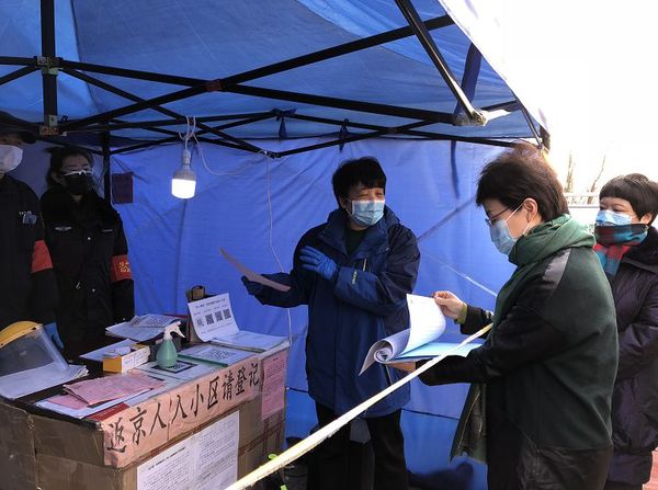 2民盟市委主委程红（右二）到大兴区瀛海社区调研防控工作
