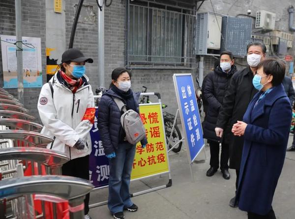 3民建市委主委司马红（右一）到西城区前公用社区调研机关干部下沉工作