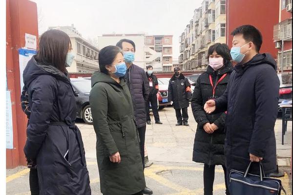 4民进市委主委庞丽娟（左二）到大兴区林校北里社区调研疫情防控工作