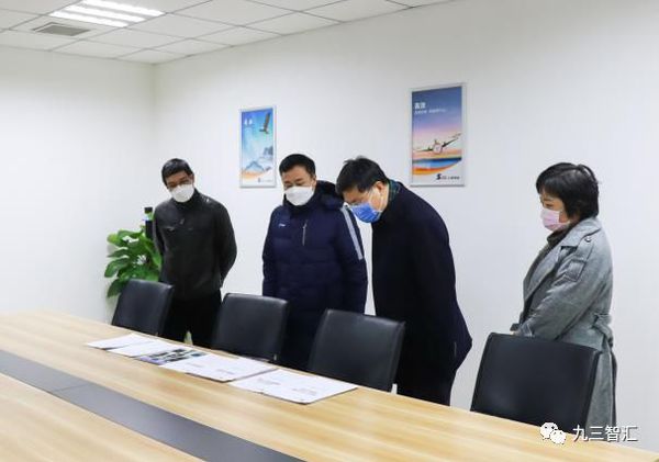 7九三学社主委刘忠范（右二）到海淀区实创智谷中心园区调研疫情防控措施落实和企业复工复产情况