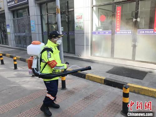 图为志愿者进行消杀作业。甘肃方舟救援志愿服务队供图