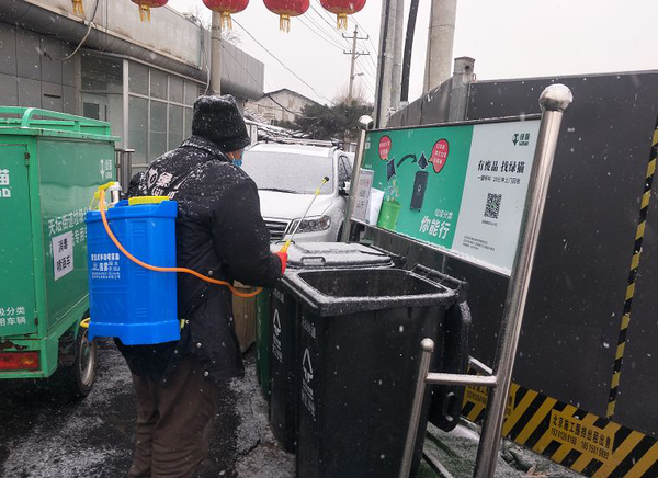 5.北京天龙天天洁再生资源回收利用有限公司员工为社区垃圾桶站消毒