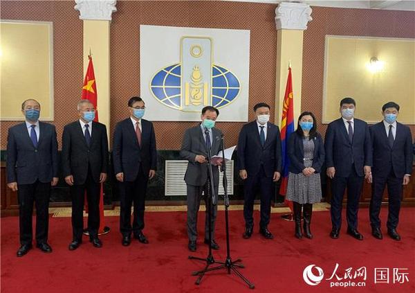 3月13日，蒙古国“珍宝蒙古”执行经理钢呼（右二）在蒙外交部出席“永久的邻居·暖心支持”人道之旅首批善款移交仪式。 