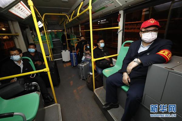 3月25日，乘客乘坐在武昌火车站综合体站始发的首趟518路公交车。 当日起，武汉市部分公交车恢复开行。 新华社记者 沈伯韩 摄