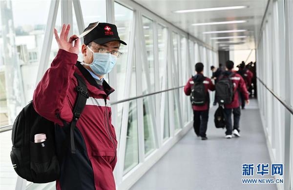 3月25日，中国第三批赴意大利抗疫医疗专家组成员在登机。