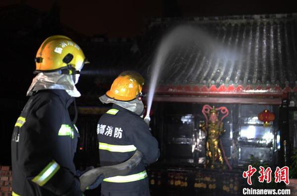 消防员给光福寺洒水降温。　刘忠俊 摄