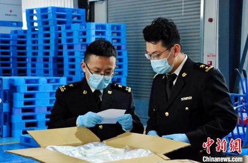 图为海关工作人员对物资进行查验。　鲁丹阳 摄