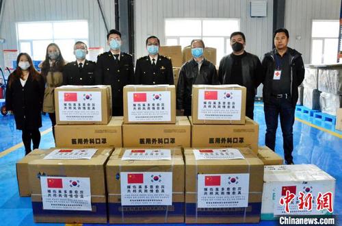 图为工作人员合影留念。　鲁丹阳 摄
