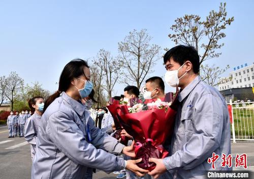 同事们为7位勇士送上鲜花。　朱志庚　摄