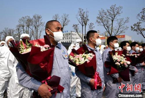 吴常伟等7勇士归队后，与“战友”们同唱国歌。　朱志庚 摄