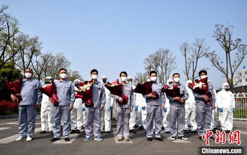 蓝天下，危废中心100余名职工一起参加升国旗仪式。　朱志庚 摄