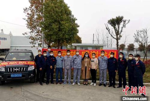 荆州当地公司及员工送别徐州驰援湖北勇士。危废中心 供图