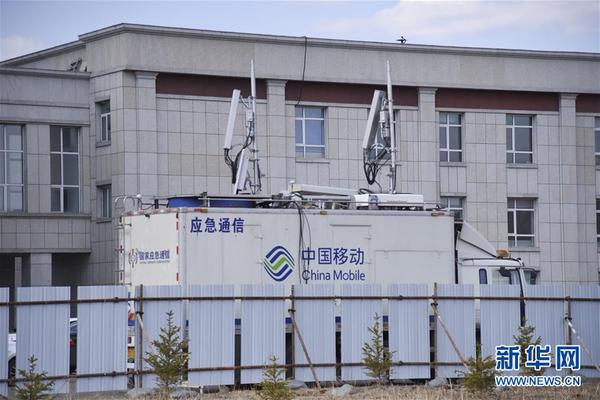 4月10日，应急通信车停放在在建方舱医院旁。新华社记者 董宝森 摄