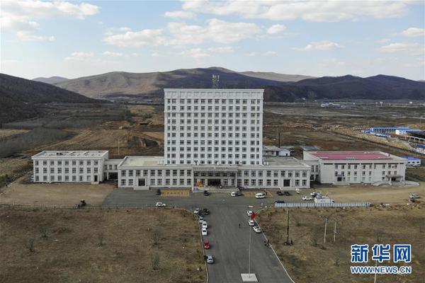 4月10日在黑龙江省绥芬河市拍摄的由办公楼改建的方舱医院（无人机照片）。新华社记者 齐泓鑫 摄