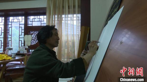 拉孟在画唐卡。　吕杨 摄