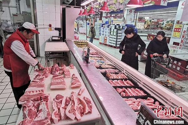 12月16日，山西太原，超市工作人员分解猪肉。当日，中国国家统计局新闻发言人付凌晖表示，中国食品价格保持稳定有基础、有条件，其中猪肉价格逐步企稳甚至回落可以预期。付凌晖在当天国务院新闻办公室举行的发布会上谈及当前物价形势。他分析说，11月份，中国CPI同比上涨4.5%，比上月扩大0.7个百分点，这主要受食品价格等结构性影响。当月，食品价格上涨超过10%，其中猪肉价格同比上涨1.1倍，对CPI增长影响在六成左右。猪肉价格上涨也带动相关肉类涨价。 <a target='_blank' href='http://www.chinanews.com/'>中新社</a>记者 张云 摄