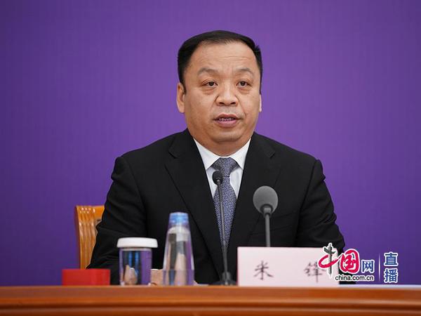 国家卫生健康委新闻发言人、宣传司副司长米锋主持发布会