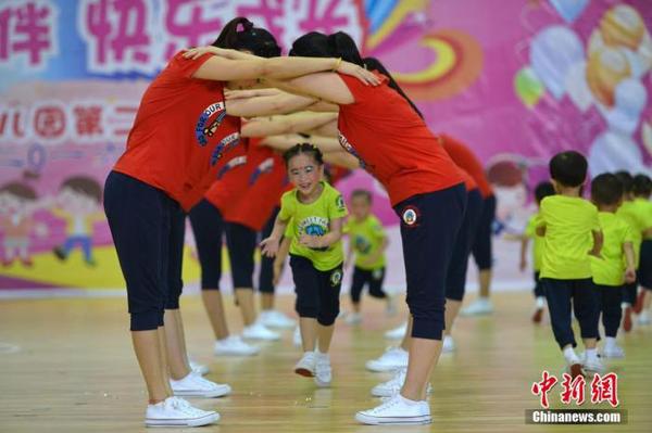 资料图:在广西桂林市龙胜各族自治县民族体育馆,孩子们和家长在表演亲子操。<a target='_blank' href='http://www.chinanews.com/'>中新社</a>记者 潘志祥 摄 点击进入下一页