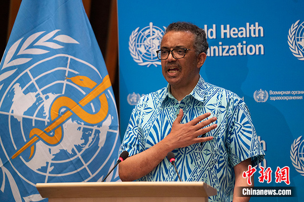 当地时间5月19日,以视频会议方式举行的第73届世界卫生大会闭幕,会议通过应对新冠肺炎疫情决议,确认世卫组织的关键领导作用,呼吁成员国向世卫组织提供可持续资金。图为世卫组织总干事谭德塞特意身穿一件由汤加政府赠予的衬衫致闭幕辞,呼吁全球团结一致应对疫情。<a target='_blank' href='http://www.chinanews.com/'>中新社</a>发 世卫组织新闻处 供图 点击进入下一页