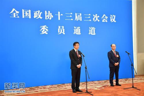 　5月21日，在北京人民大会堂新闻发布厅举行全国政协十三届三次会议第一场“委员通道”采访活动。这是全国政协委员王辰（左）和王阶通过网络视频方式接受媒体采访。 新华社记者李鑫摄
