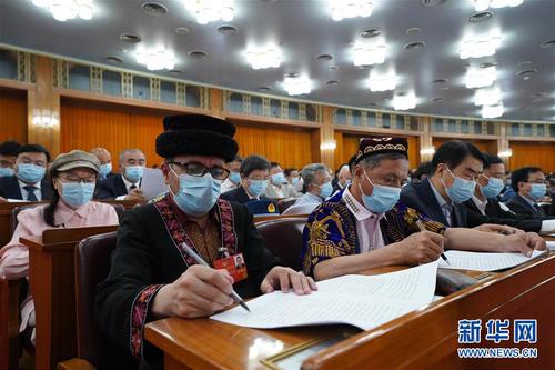 6　5月21日，中国人民政治协商会议第十三届全国委员会第三次会议在北京人民大会堂开幕。这是委员们在认真听会。 新华社记者 邢广利 摄
