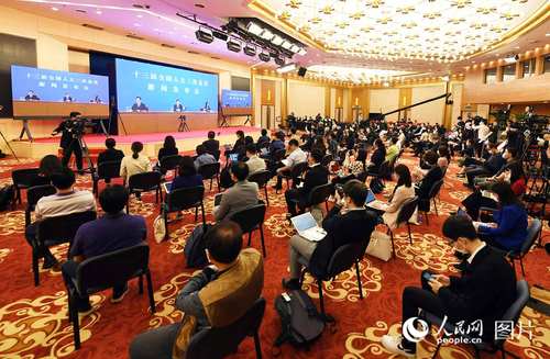 5月21日21时40分十三届全国人大三次会议在人民大会堂新闻发布厅举行新闻发布会，由大会发言人就大会议程和人大工作相关问题回答中外记者提问。人民网记者 翁奇羽 摄