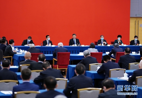 　5月23日上午，中共中央总书记、国家主席、中央军委主席习近平看望参加全国政协十三届三次会议的经济界委员，并参加联组会，听取意见和建议。中共中央政治局常委、全国政协主席汪洋参加看望和讨论。 新华社记者 谢环驰 摄