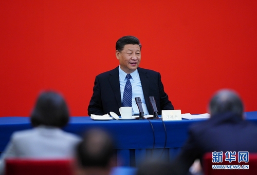 　　5月23日上午，中共中央总书记、国家主席、中央军委主席习近平看望参加全国政协十三届三次会议的经济界委员，并参加联组会，听取意见和建议。中共中央政治局常委、全国政协主席汪洋参加看望和讨论。 新华社记者 谢环驰 摄