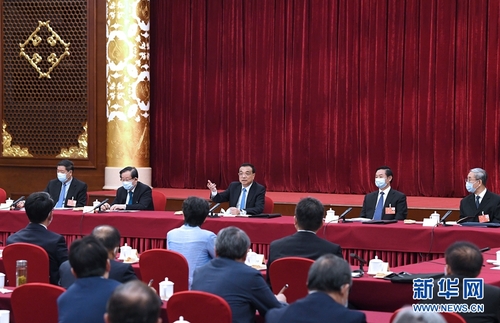 5月23日，中共中央政治局常委、国务院总理李克强看望出席全国政协十三届三次会议的科协、科技界委员并参加讨论。 新华社记者 饶爱民 摄