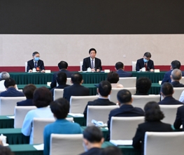 栗战书与民建、农工党界别政协委员共商国是