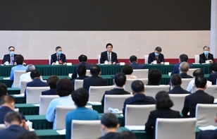 栗战书与民建、农工党界别政协委员共商国是
