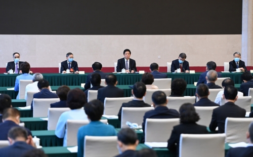 5月23日，中共中央政治局常委、全国人大常委会委员长栗战书看望出席全国政协十三届三次会议的民建、农工党委员并参加讨论。新华社记者 张领 摄