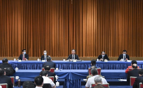 5月23日，中共中央政治局常委、全国政协主席汪洋看望出席全国政协十三届三次会议的民革、台盟、台联界委员并参加讨论。新华社记者 殷博古 摄