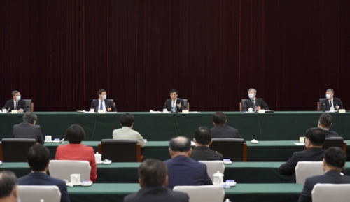 5月23日，中共中央政治局常委、中央书记处书记王沪宁看望出席全国政协十三届三次会议的体育界、医药卫生界委员并参加讨论。新华社记者 岳月伟 摄