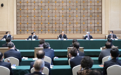 5月23日，中共中央政治局常委、中央纪委书记赵乐际看望出席全国政协十三届三次会议的民盟、致公党、侨联界委员并参加讨论。新华社记者 翟健岚 摄