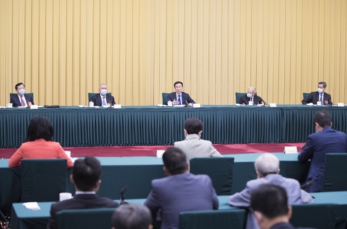 5月23日，中共中央政治局常委、国务院副总理韩正看望出席全国政协十三届三次会议的港澳地区全国政协委员并参加讨论。新华社记者 王晔 摄