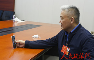 （一）和总书记座谈后，委员们拨通了他们的电话……