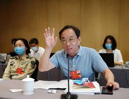 郑大发委员就如何加强政协调研、提升议政水平在小组讨论会上发言。 特邀委员记者 雷后兴 摄