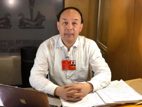 这次“上会”，周洪宇从社区治理、人才培养、法规条例、疫后重振等方面提出他的议案建议。