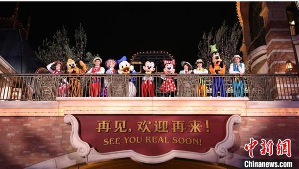 每天闭园前，米奇和他的伙伴们还会在钟楼上与大家道别。迪士尼供图