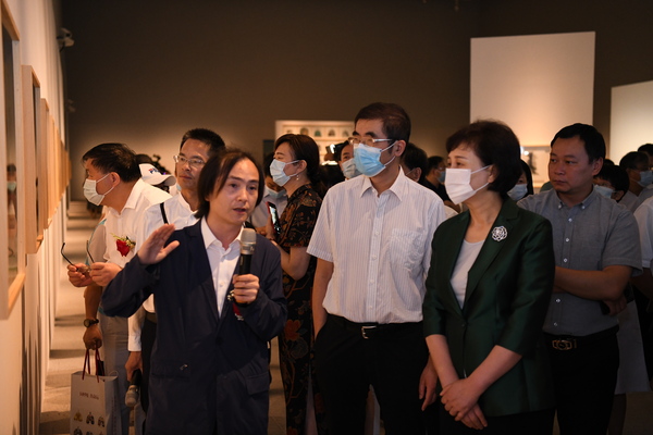 湖南省政协委员舒勇在画展现场讲解创作理念