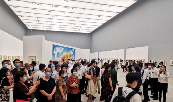 画展吸引了不少市民前来参观