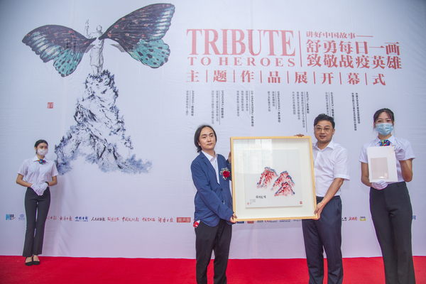 舒勇委员在开幕式上向湖南省博物馆捐赠画作《埃美瑞砍》