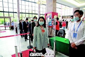     委员报到、进会场