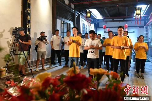 福州会场，与会人员按传统祝寿献供科仪向关帝举行祝寿祈福仪式。吕明 摄